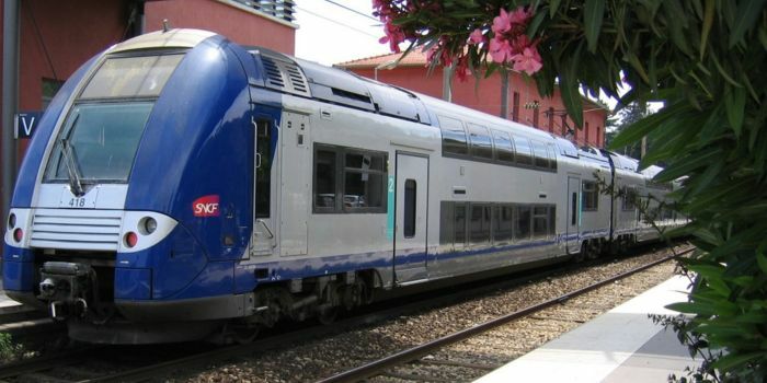 A picture of a train on the tracks heading from Nice to Monaco